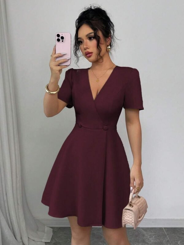 Vestido corto de manga corta con cuello cruzado en V
