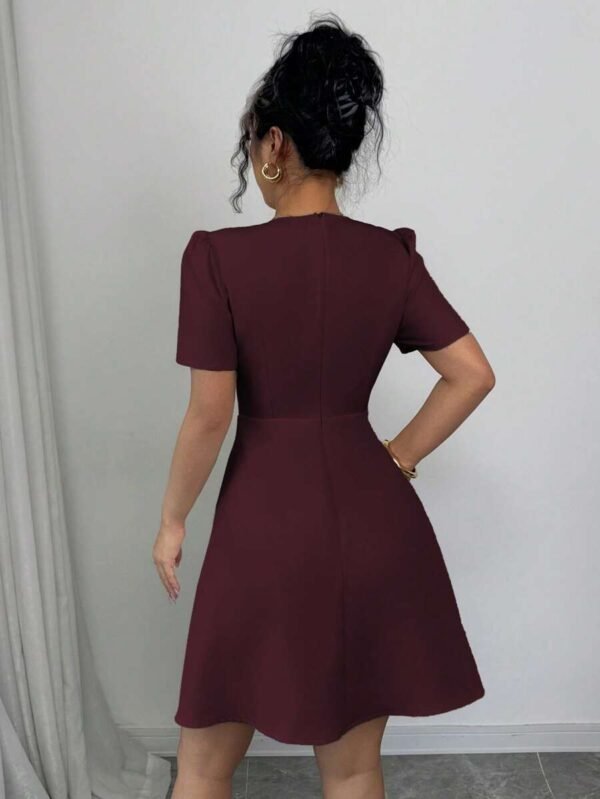 Vestido corto de manga corta con cuello cruzado en V - Imagen 3