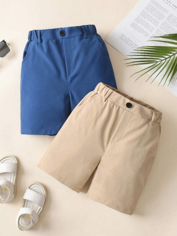 Pantalones cortos con pliegues y bolsillo con botón para niño