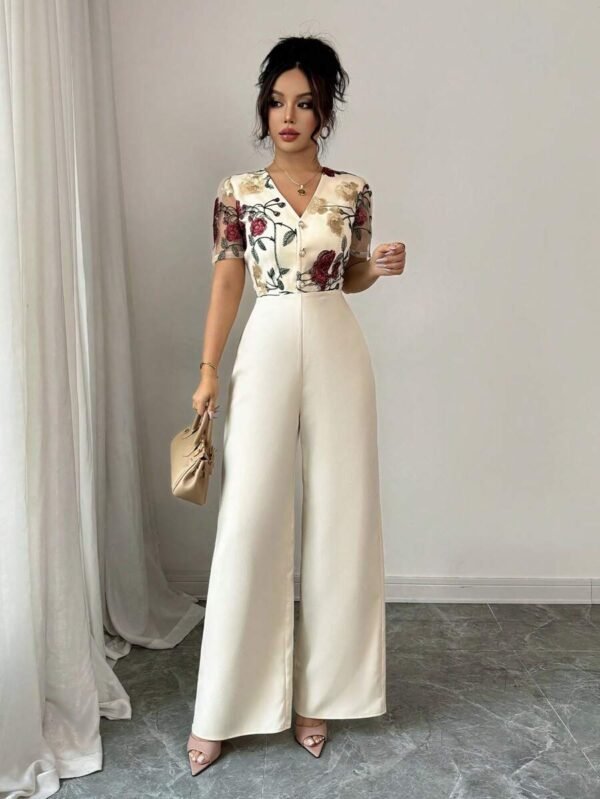 Mono elegante de mujer con cintura recogida, botones y bordado de malla