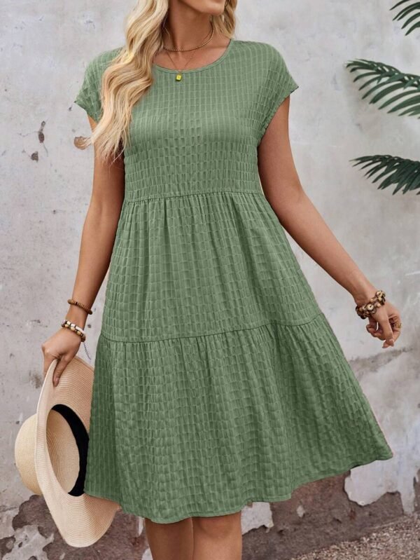 Vestido de mujer de manga corta, cuello redondo, con volantes