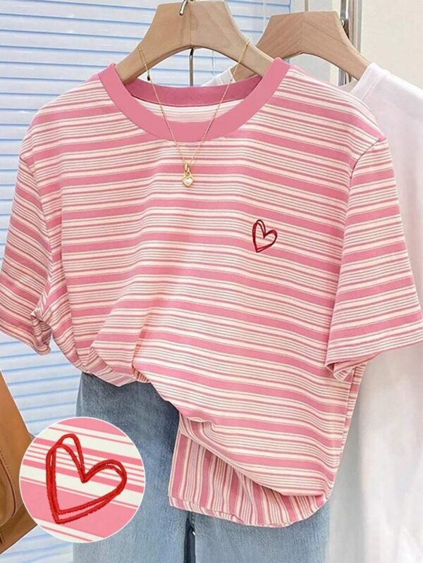 Camiseta regular de cuello redondo con rayas rosadas