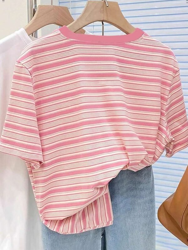 Camiseta regular de cuello redondo con rayas rosadas - Imagen 3