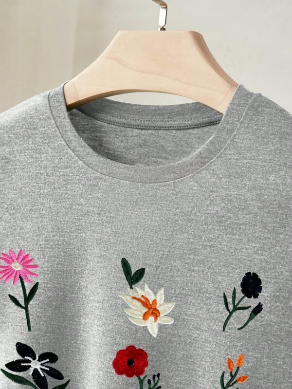 Camiseta de manga corta, cuello redondo y ajuste regular para mujer - Imagen 2