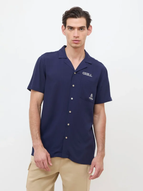 Camisa con Bolsillo y Estampado Azul Marino
