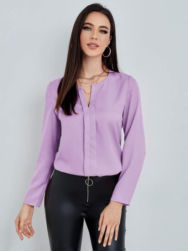 Blusa unicolor de cuello de muesca