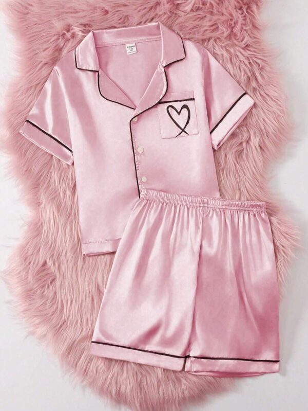 Pijama con pantalón corto y estampado de corazón para niña