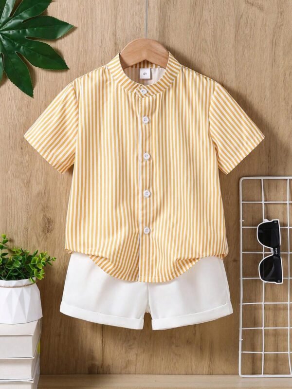 Conjunto de camisa manga corta a rayas y pantalones cortos para niños