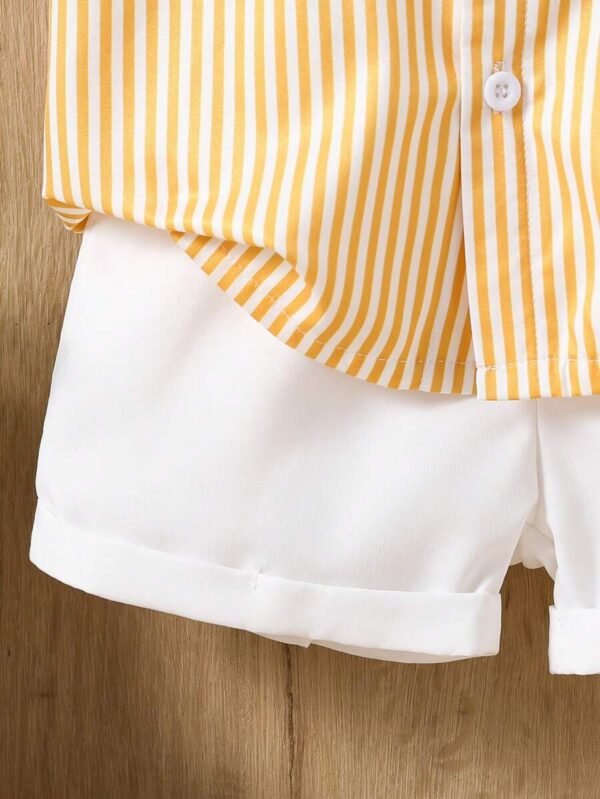 Conjunto de camisa manga corta a rayas y pantalones cortos para niños - Imagen 2