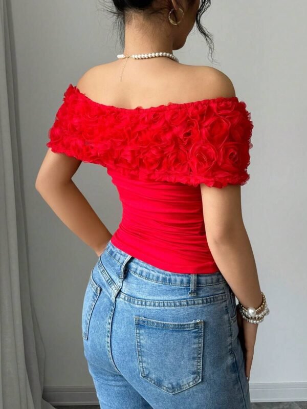 Blusa ajustada elegante con hombros descubiertos - Imagen 3