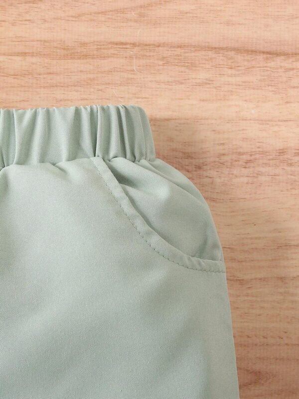 Camiseta de cuello redondo y pantalones cortos verdes para niñas - Imagen 2