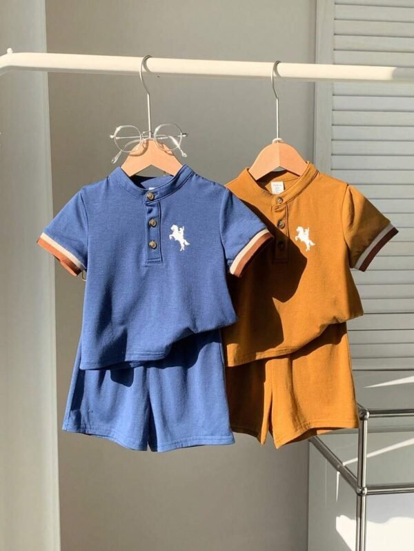 Camiseta polo y shorts elásticos de cintura con estampado de bloques