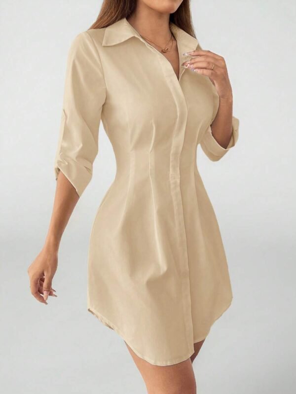 Vestido camisa de botones con cintura ceñida y mangas enrollada