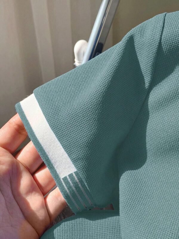Camisa polo de manga corta con cuello casual para niños - Imagen 2