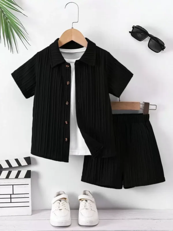 Conjunto de camiseta de manga corta y shorts con botones para niño