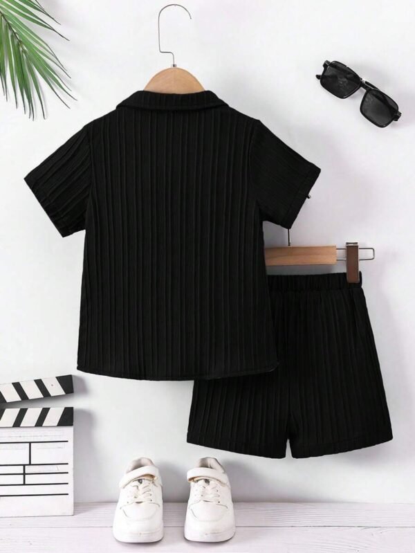 Conjunto de camiseta de manga corta y shorts con botones para niño - Imagen 3
