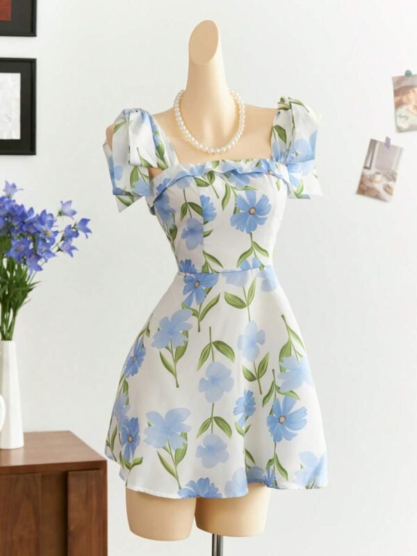 Vestido corto de línea A con estampado floral y cintura con lazada