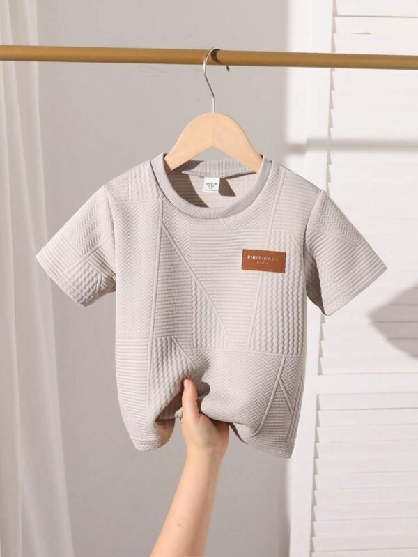 Camiseta de niño de manga corta y cuello redondo de color liso