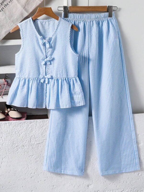 Camisa sin mangas a rayas con lazo y pantalones de lino