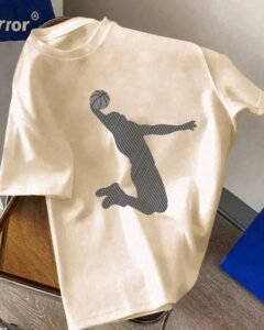 Camiseta de manga corta y cuello redondo con estampado de baloncesto
