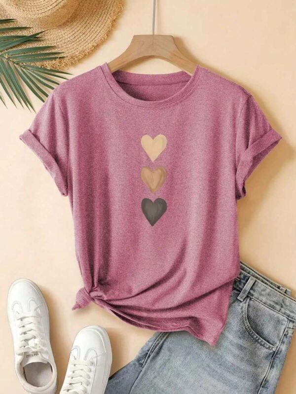 Camiseta deportiva de manga corta y cuello redondo con estampado de corazones