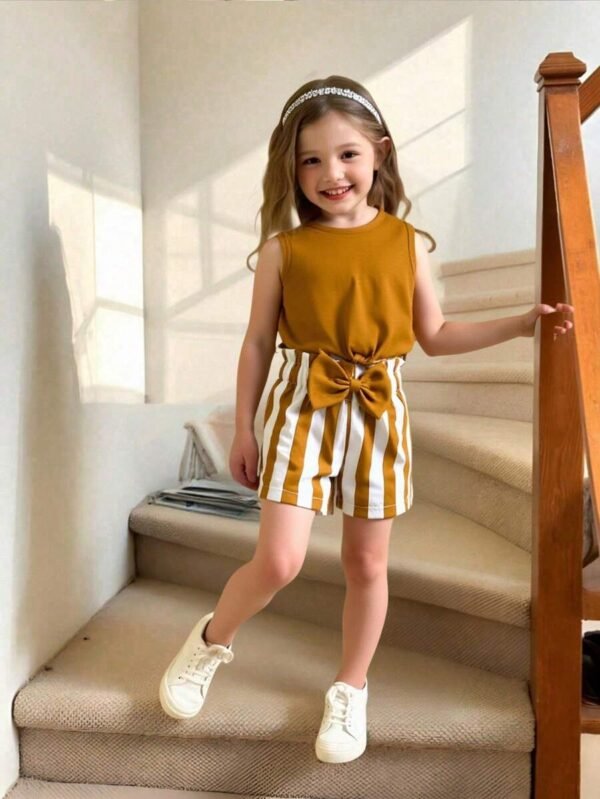 Top sin mangas casual y pantalones cortos a rayas