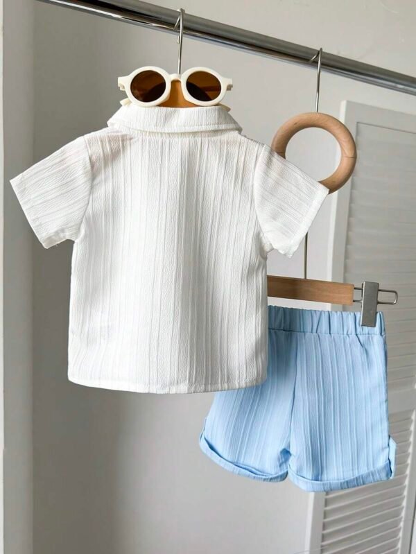 Conjunto de pantalones cortos y camisa botones unicolor para niño - Imagen 3