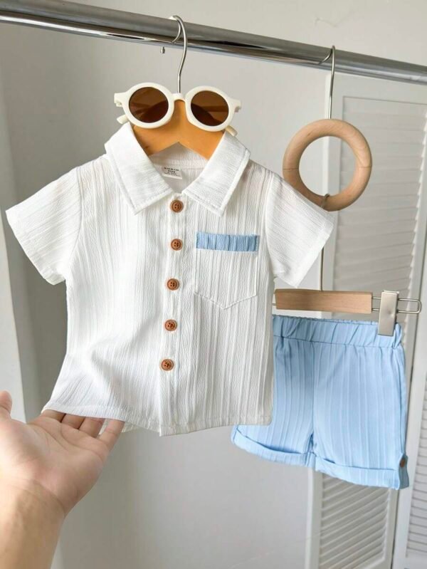 Conjunto de pantalones cortos y camisa botones unicolor para niño