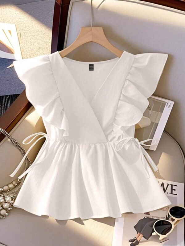 Blusa con volantes en el escote en V