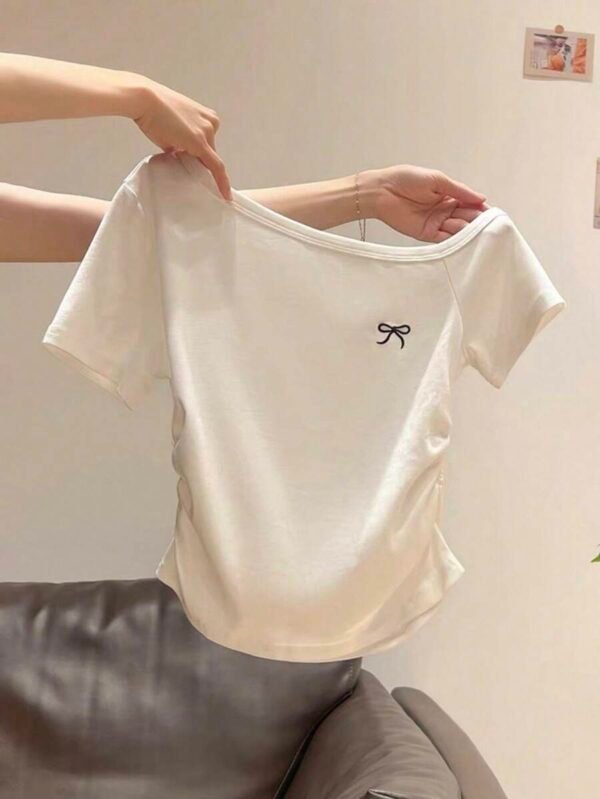 Camiseta ajustada de manga corta asimétrica con hombros deslizantes