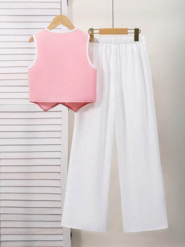 Top de chaleco negro con lazo blanco combinado con pantalones blancos - Imagen 3