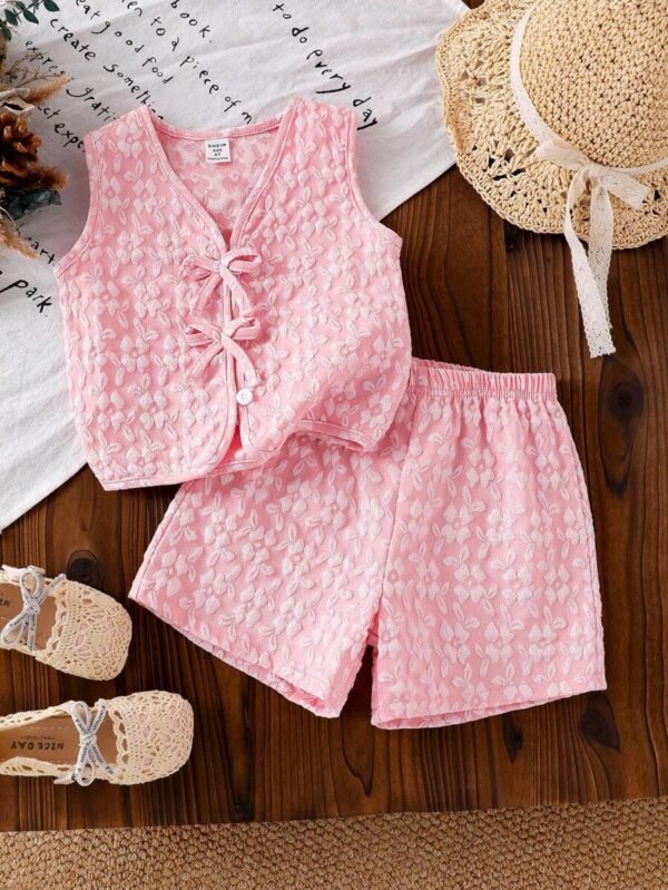 Chaleco y pantalones cortos de tela texturizada rosa