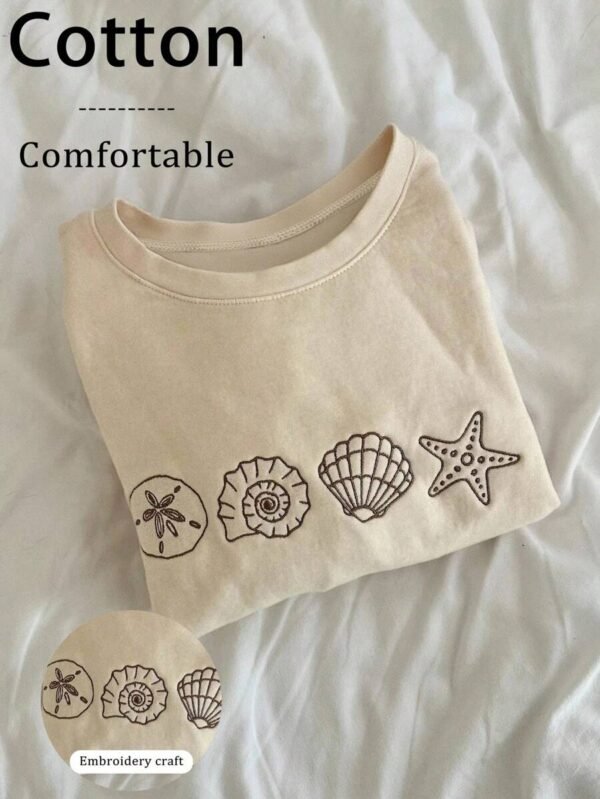Camiseta de cuello redondo para mujer con patrones bordados de vida marina