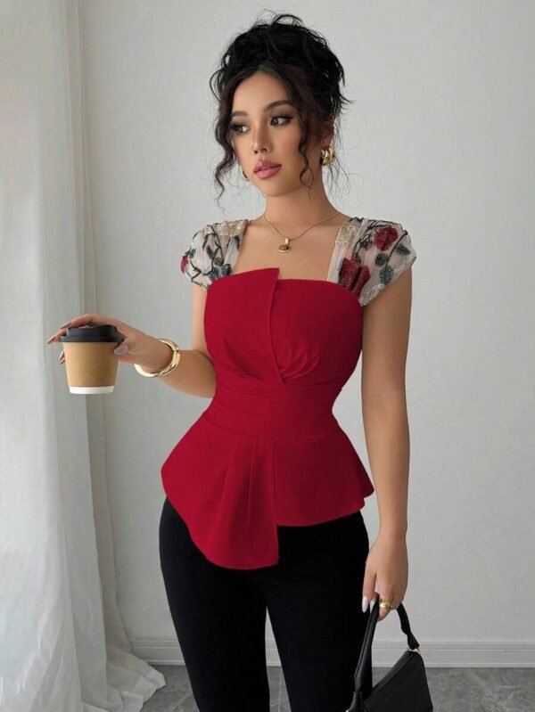 Blusa asimétrica de mujer con cintura ceñida