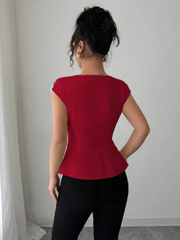 Blusa asimétrica de mujer con cintura ceñida - Imagen 3