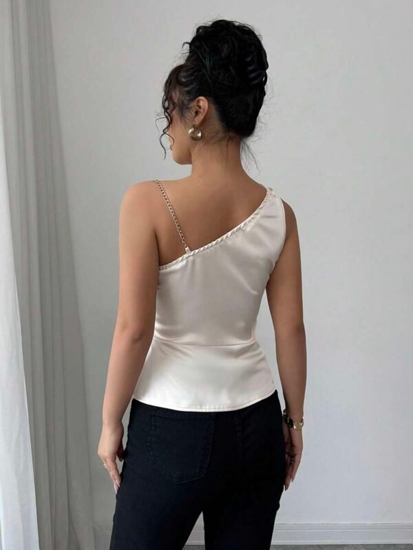 Blusa elegante de mujer con cadena de metal y pliegues en el hombro - Imagen 3