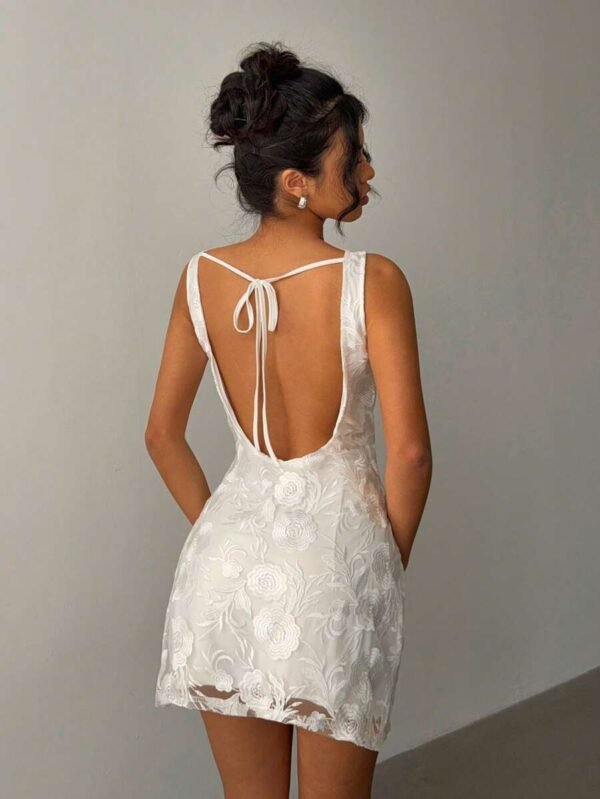 Vestido mini sin mangas, espalda descubierta y con bordado floral - Imagen 3
