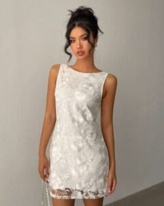 Vestido mini sin mangas, espalda descubierta y con bordado floral