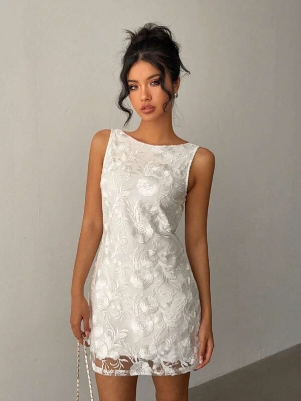 Vestido mini sin mangas, espalda descubierta y con bordado floral