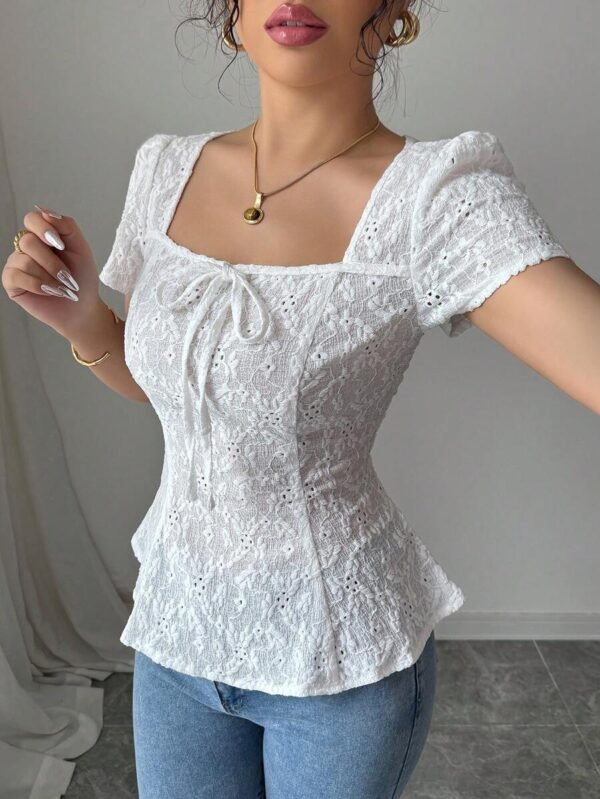 Blusa de mujer elegante de unicolor con bordado calado - Imagen 2