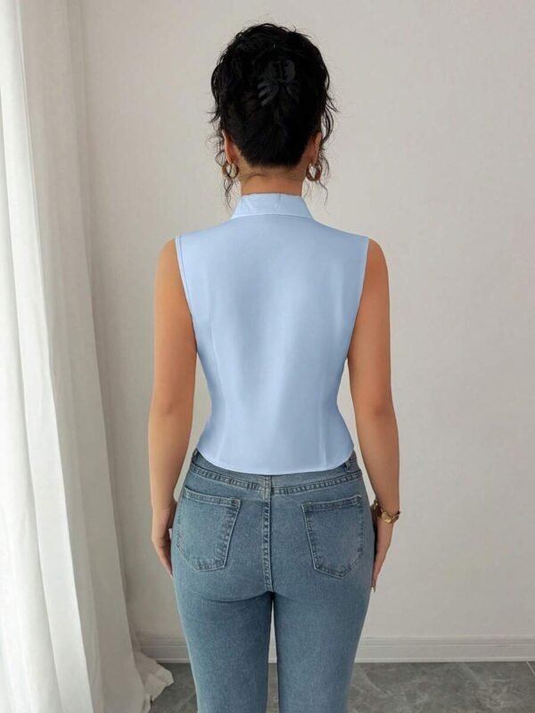 Blusa elegante sin mangas con talle ceñido y con perlas - Imagen 3