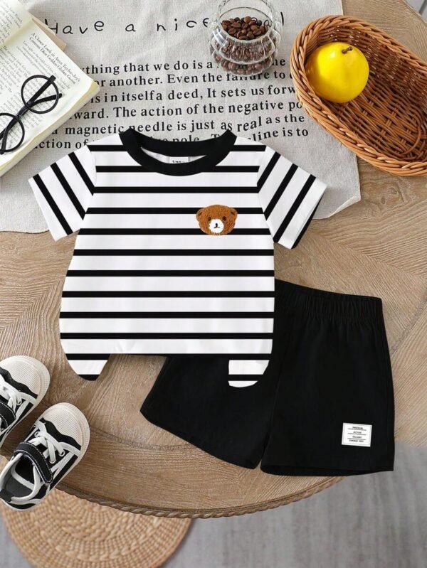Camiseta manga corta con estampado a rayas y pantalones cortos