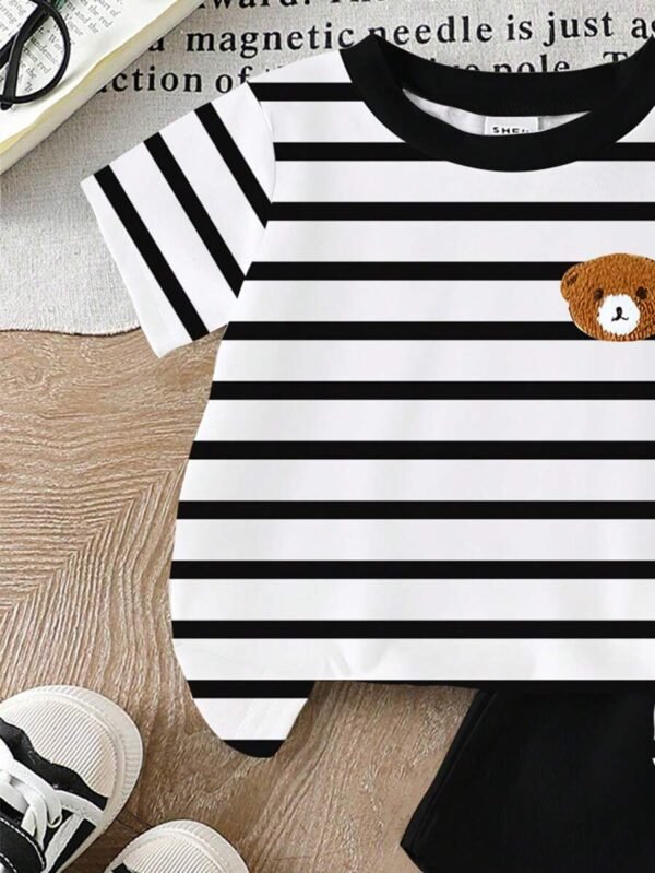 Camiseta manga corta con estampado a rayas y pantalones cortos - Imagen 2