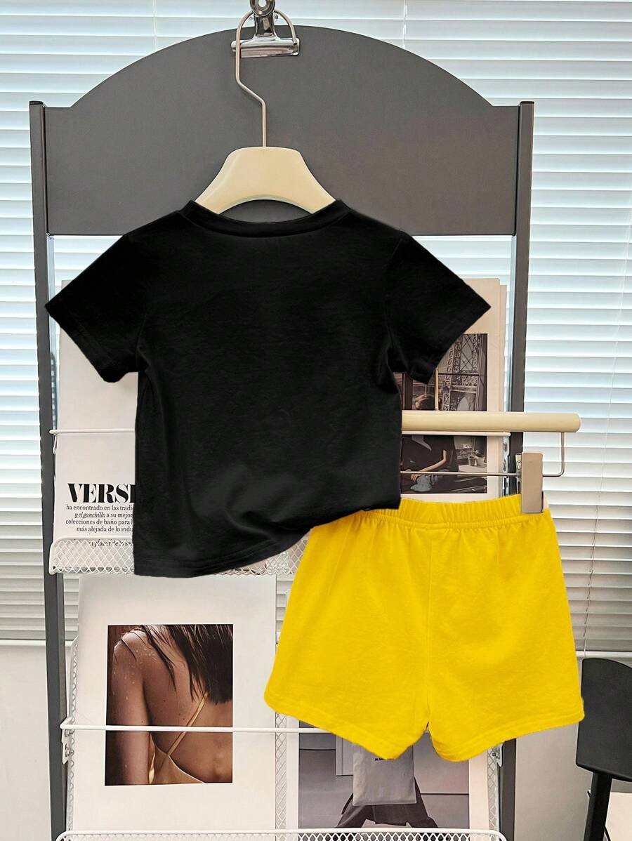 Camiseta de manga corta con estampado gráfico y pantalones cortos casuales - Imagen 3