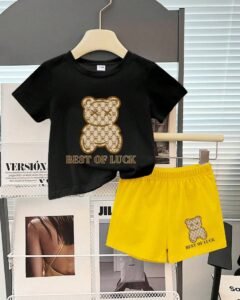 Camiseta de manga corta con estampado gráfico y pantalones cortos casuales