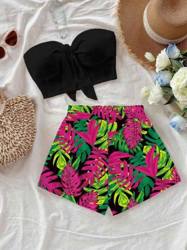 Top bandeau informal y pantalones cortos con estampado de hojas