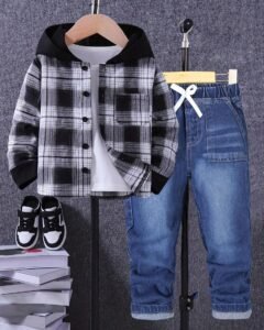 Camisa con capucha holgada y pantalones vaqueros con bolsillo lateral