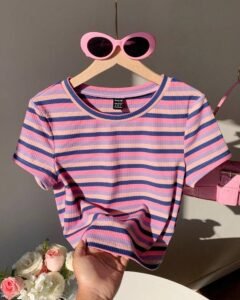 Camiseta de manga corta de punto a rayas con cuello redondo