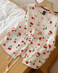 Blusa casual con nudo delantero y estampado de cerezas