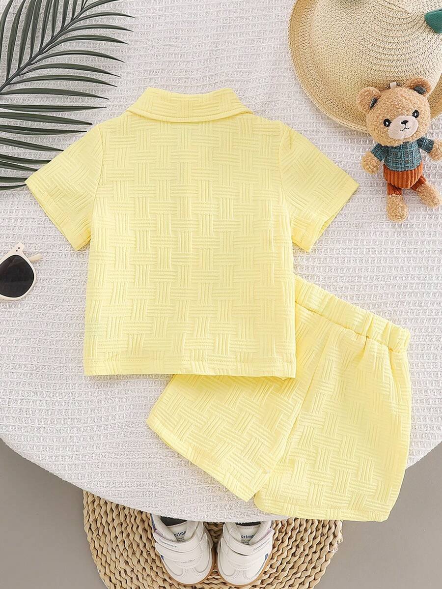 Conjunto de camisa con bordado de oso y shorts con textura para niños - Imagen 3